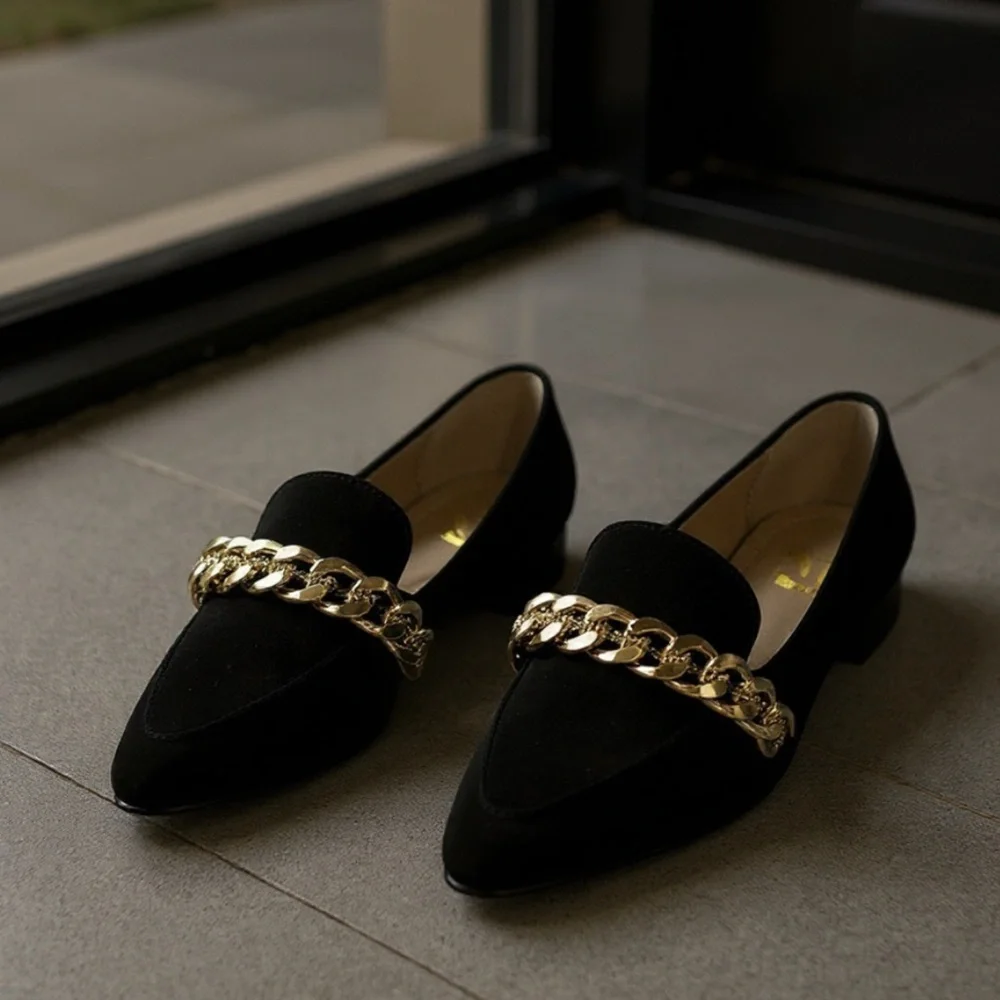 REPORT • Elegant Black Loafers with Gold Chain Accent